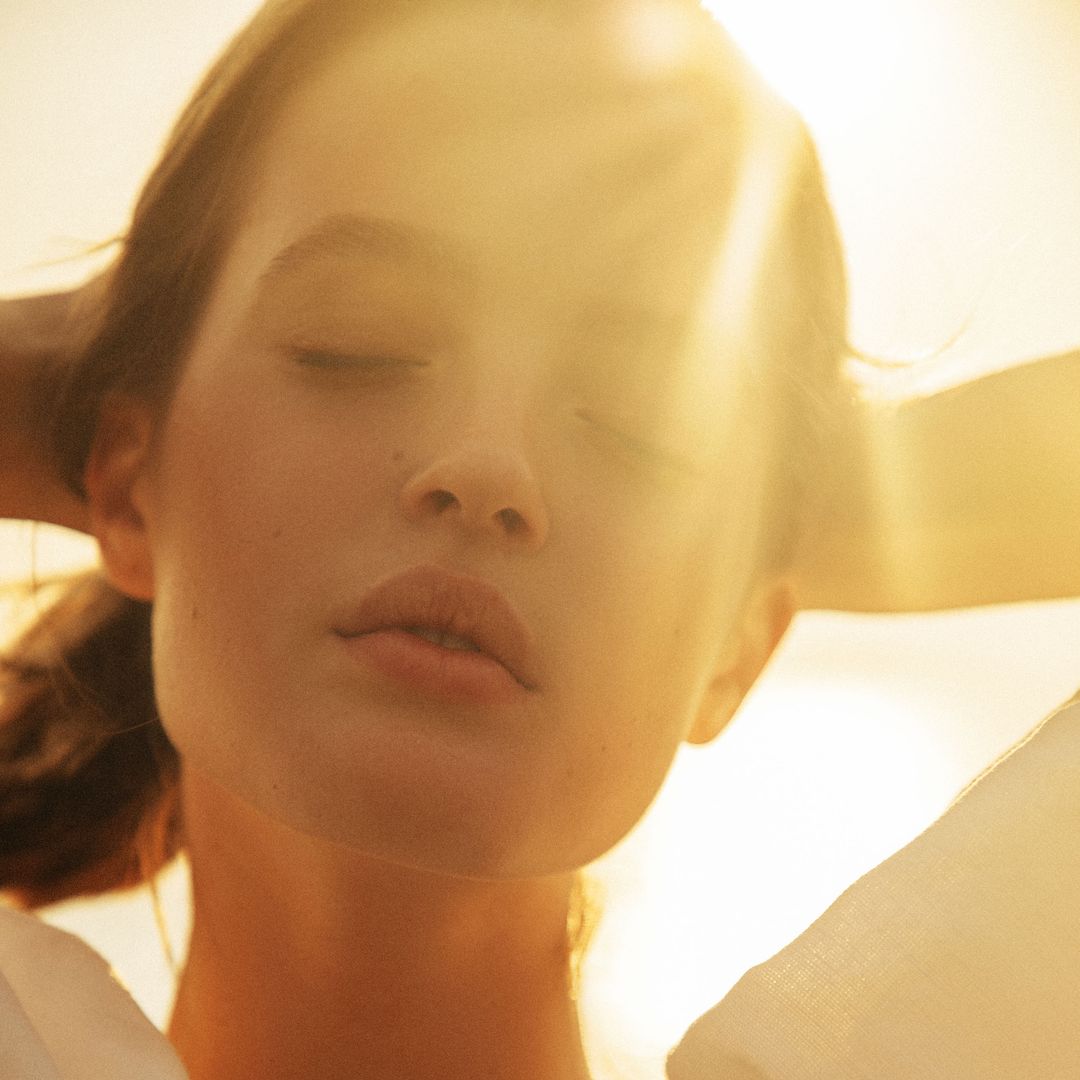 Mujer disfrutando del sol
