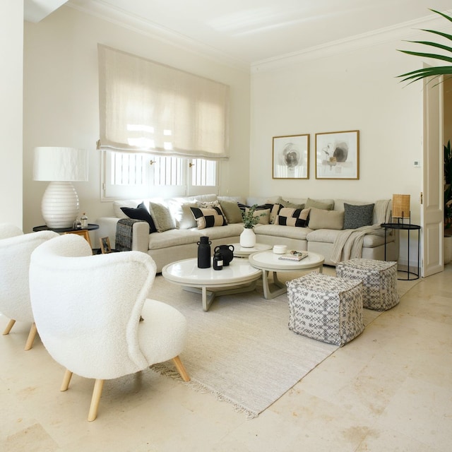 Salón con sofá rinconero en tonos neutros 
