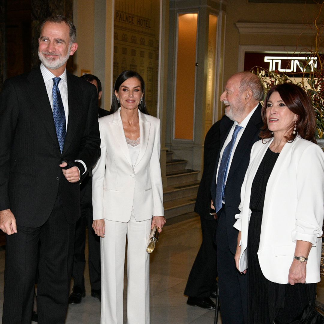 Los reyes Felipe y Letizia con los periodistas Diego Carcedo y Cristina García Ramos el 27 de noviembre de 2023 en Madrid 