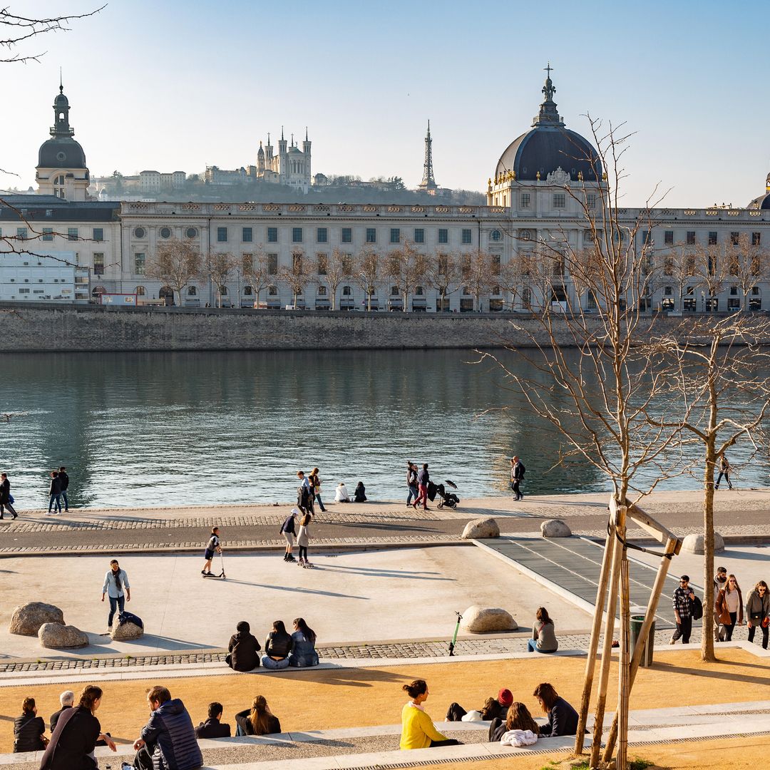Hotel Dieu o Pasteur desde la orilla del río.