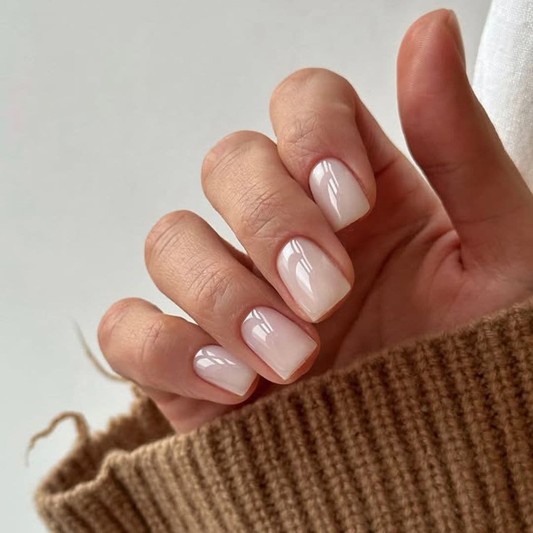 Manicura milky nails en blanco lechoso con uñas cortas