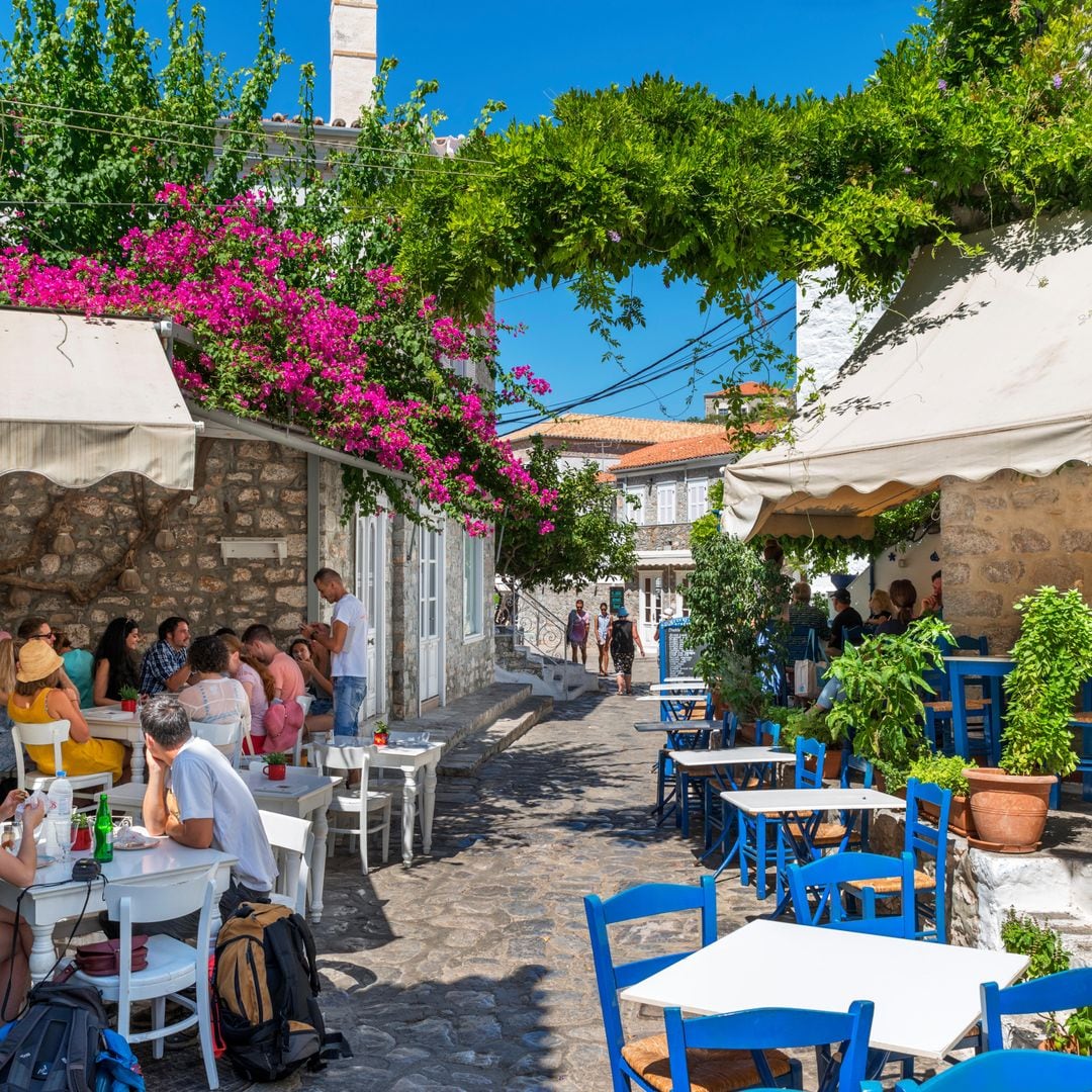Café y taberna tradicionales en la Isla de Hydra, Grecia