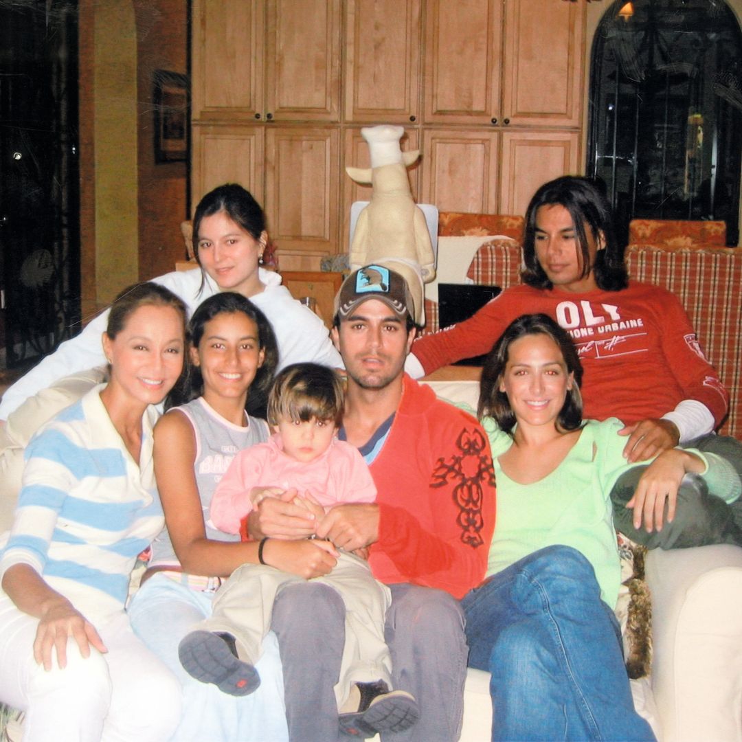 Isabel, en una imagen de archivo, posa junto a sus cinco hijos: Chábeli, Ana, Enrique, Tamara y Julio José; en brazos de Enrique, Alejandro, el hijo mayor de Chábeli y primer nieto de Isabel y Julio Iglesias