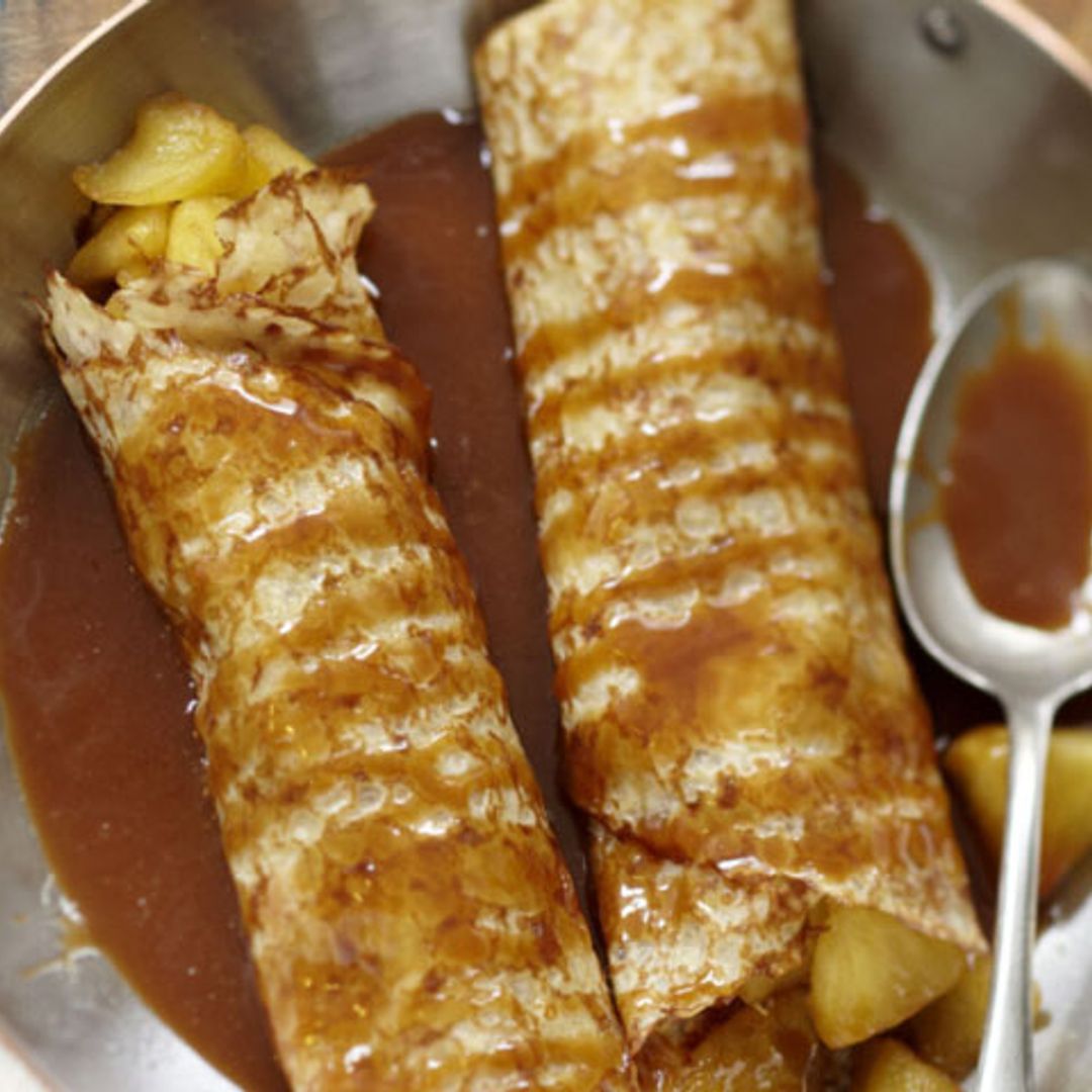 Crepes rellenos de manzana con salsa de 'toffee' salado