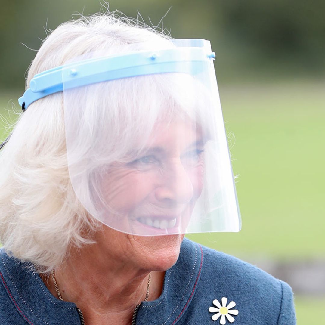La duquesa de Cornualles cambia la mascarilla por la pantalla protectora para que la vean sonreír