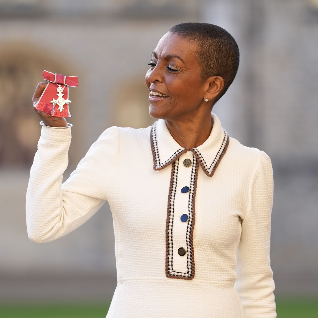 Lady Danbury, ahora también lady en la vida real: Adjoa Andoh recibe una importante condecoración de manos del Príncipe Guillermo