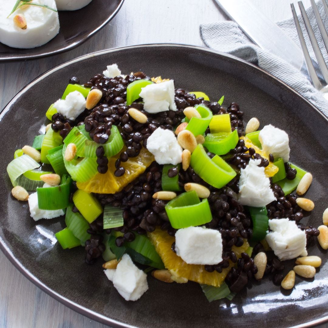 Cómo hacer una vistosa ensalada de lentejas beluga fresca y nutritiva en tan solo 30 minutos