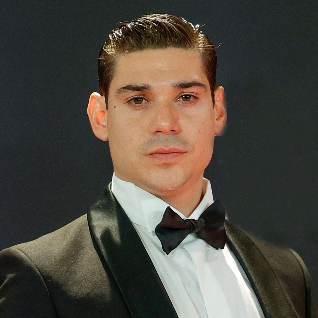 "Espero que hoy brille el sol": el mensaje desesperado del actor César Vicente mientras busca a su padre tras el accidente de tren
