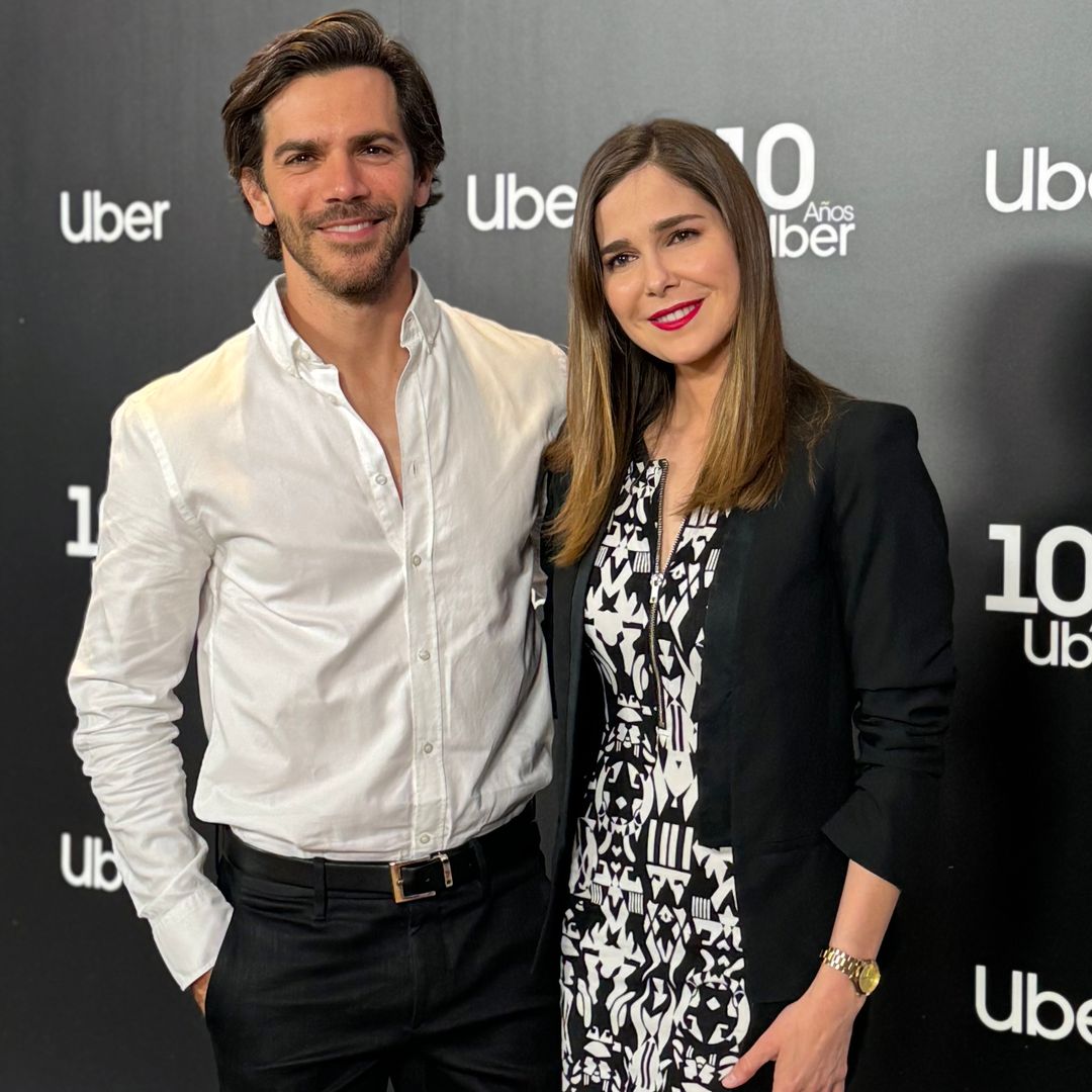 Marc Clotet y Natalia Sánchez posan en el décimo aniversario de Uber, celebrado en el Museo Thyssen de Madrid