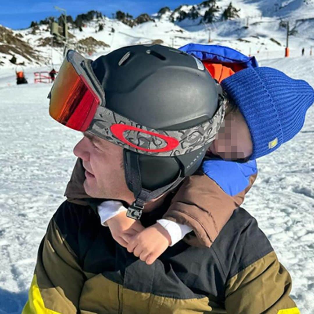 La divertida escapada a Baqueira de Fonsi Nieto con su novia y sus dos hijos