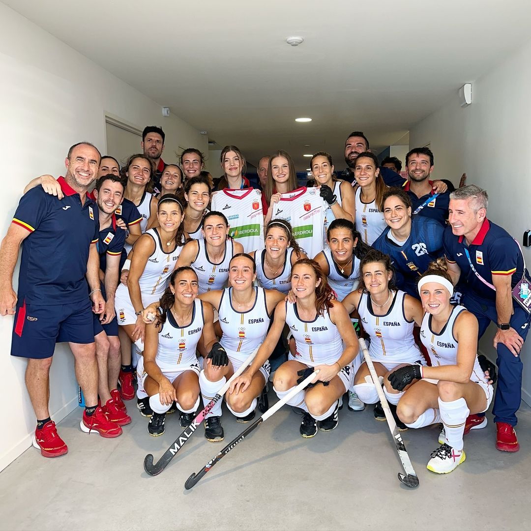 Las royals con el equipo de hockey femenino