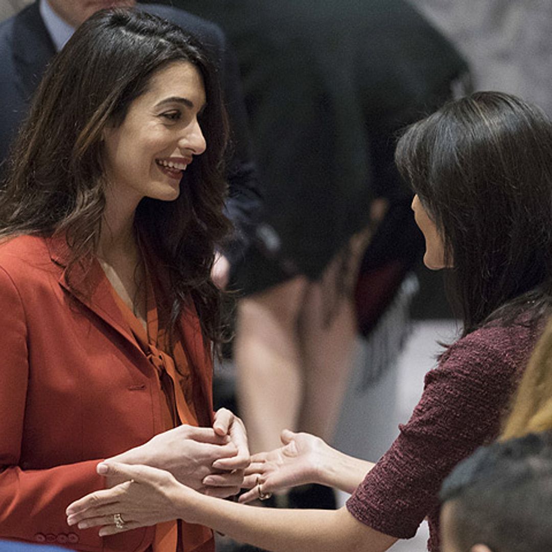 Amal Clooney vuelve al trabajo tras el nacimiento de sus mellizos
