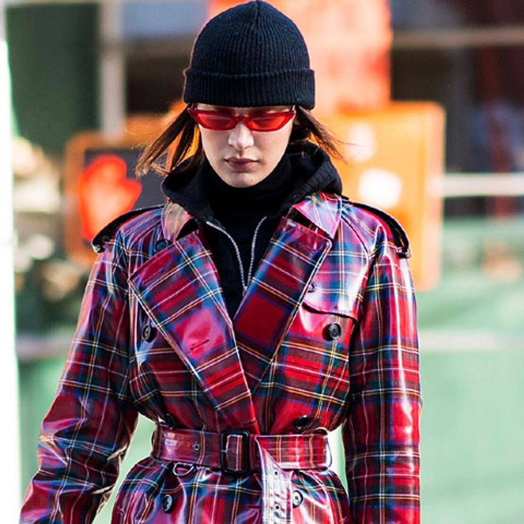 Para Bella Hadid la gabardina perfecta puede llevarse todo el año