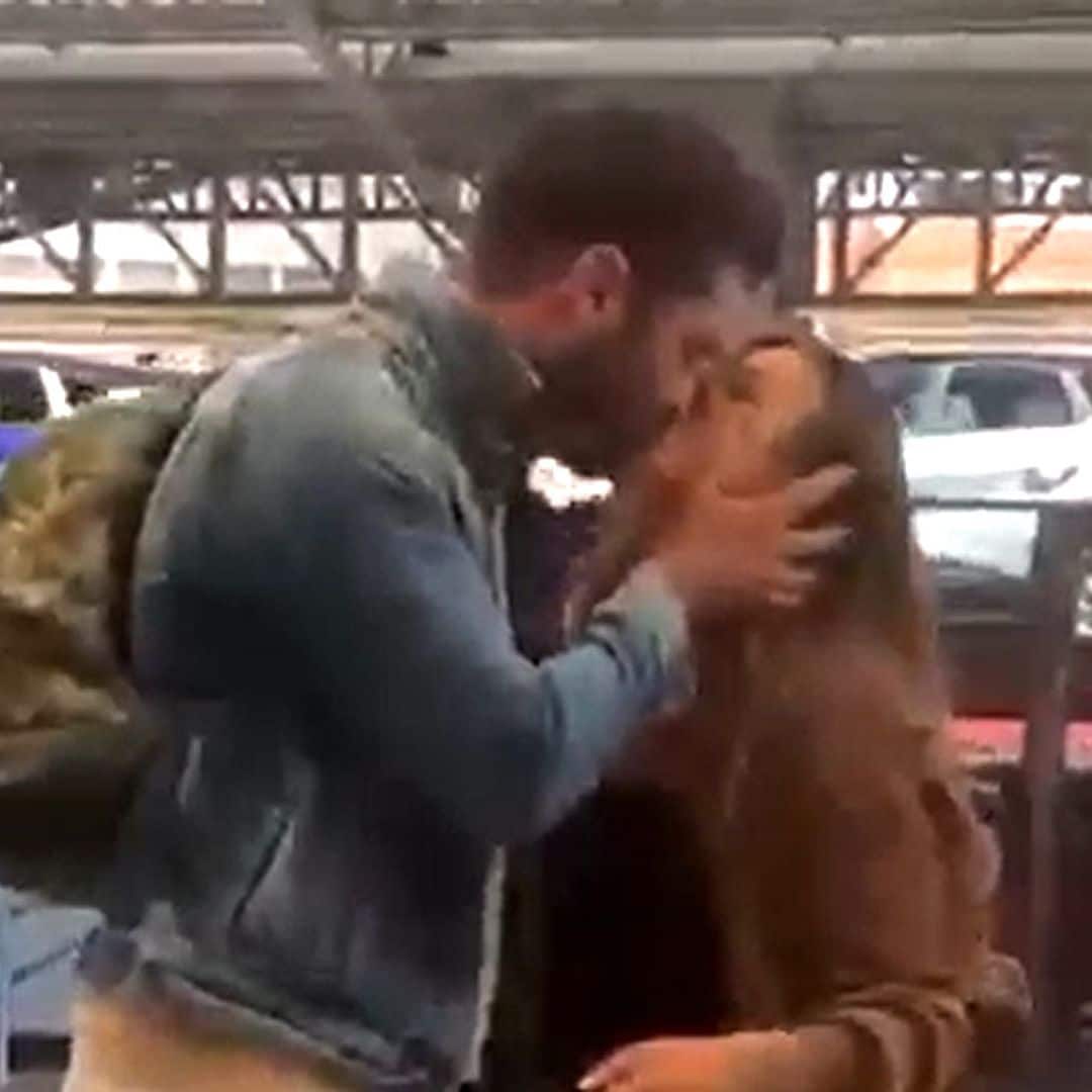 Abrazos y besos por doquier: así ha sido la vuelta a casa de los 'supervivientes'