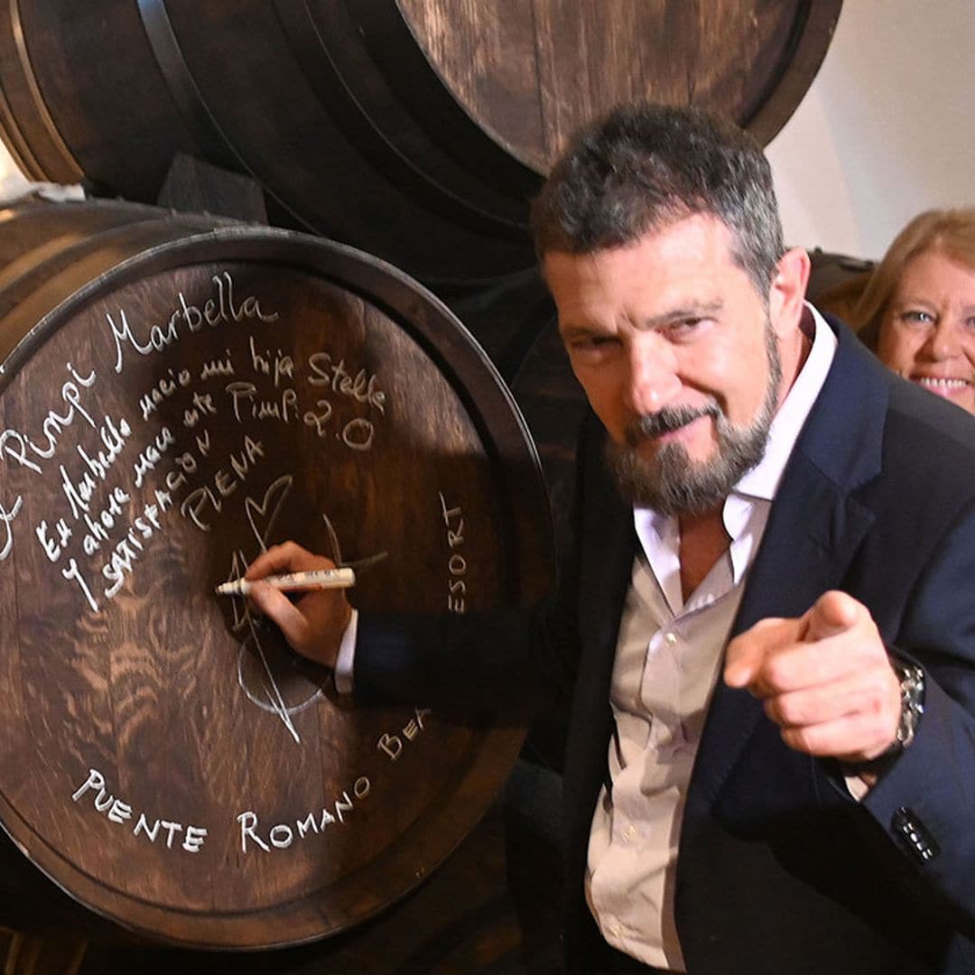 Antonio Banderas inaugura junto a Nicole Kimpel un restaurante en Marbella y se lo dedica a su hija Stella