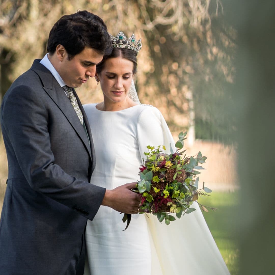 Teresa, la novia del vestido sencillo y la tiara de esmeraldas que celebró su boda en Madrid