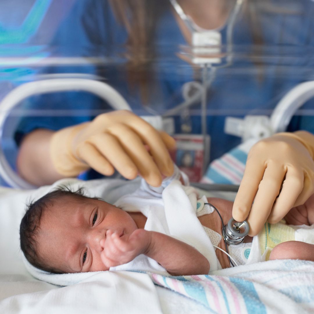 Isabel Llana Martín, pediatra, sobre las UCIS Neonatales: "Siempre que la situación clínica lo permita, los padres pueden practicar el método canguro"