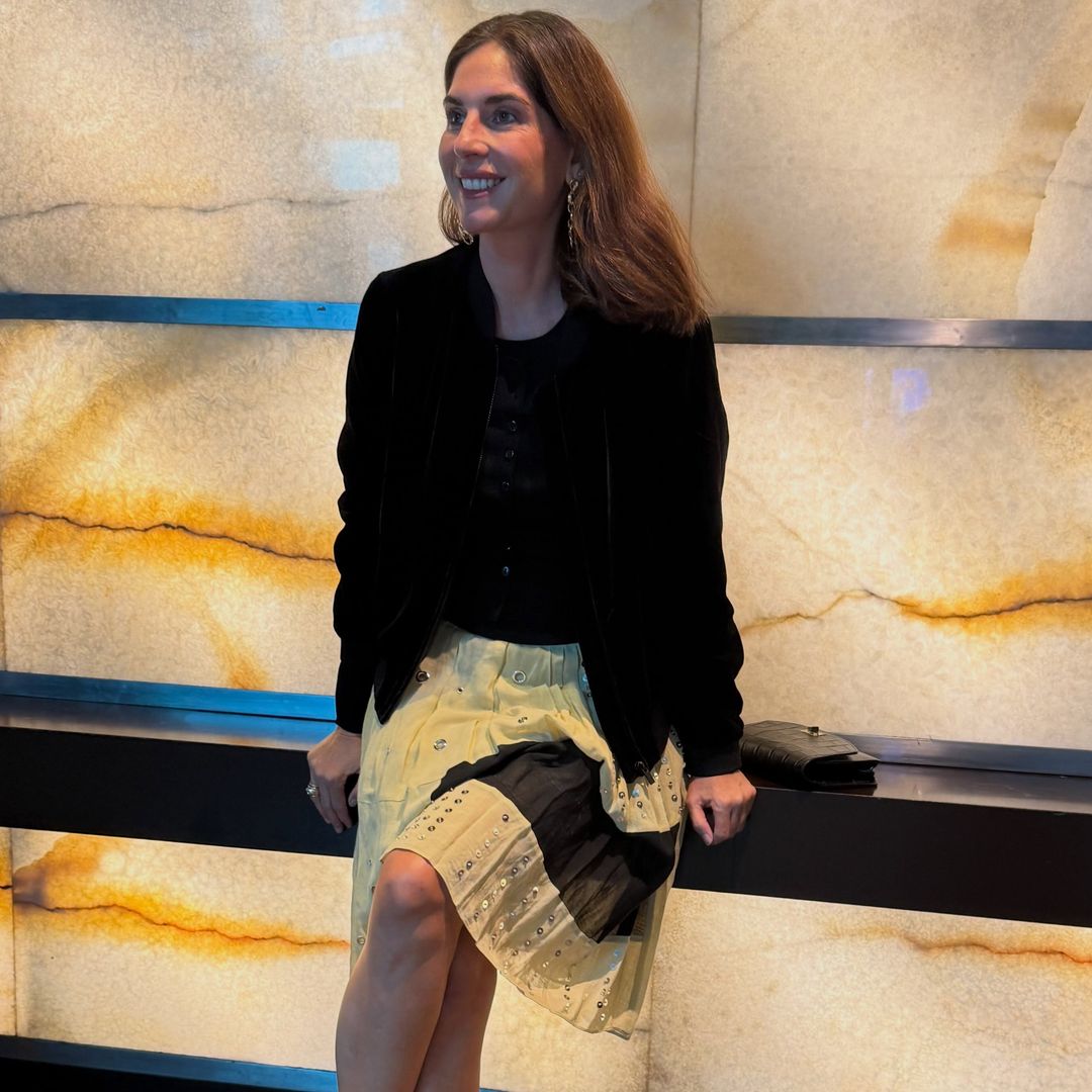 Lourdes Montes sorprende en Estambul y firma su look más rompedor: chaqueta bomber, falda plisada con ojales y bolso efecto cocodrilo