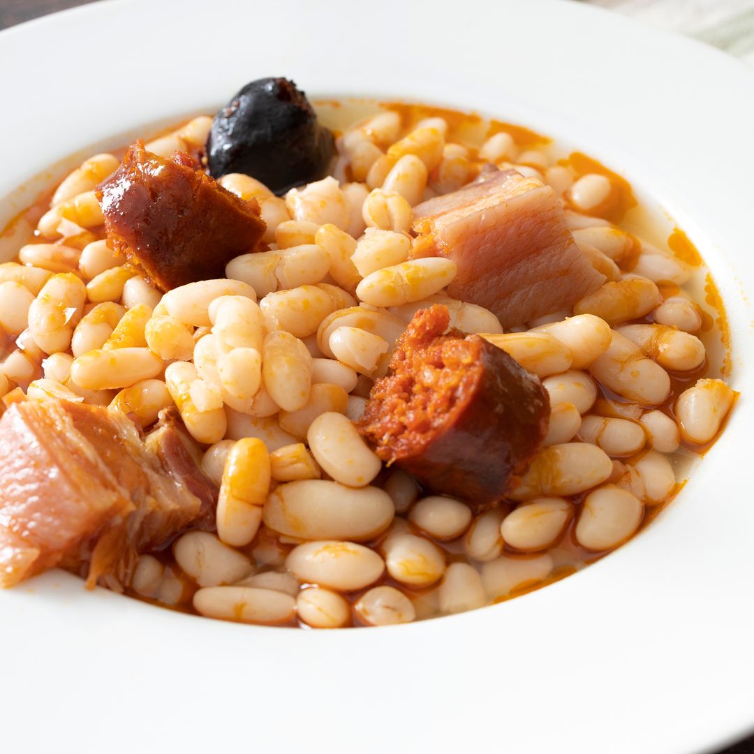 El restaurante al que iban los Javis y que han convertido en escenario de ‘La bola negra’: fabada y cachopo en el corazón de Madrid