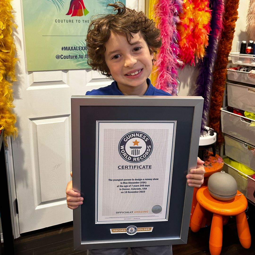 Max posando junto a su Premio Guinness al diseñador más joven con pasarela propia 