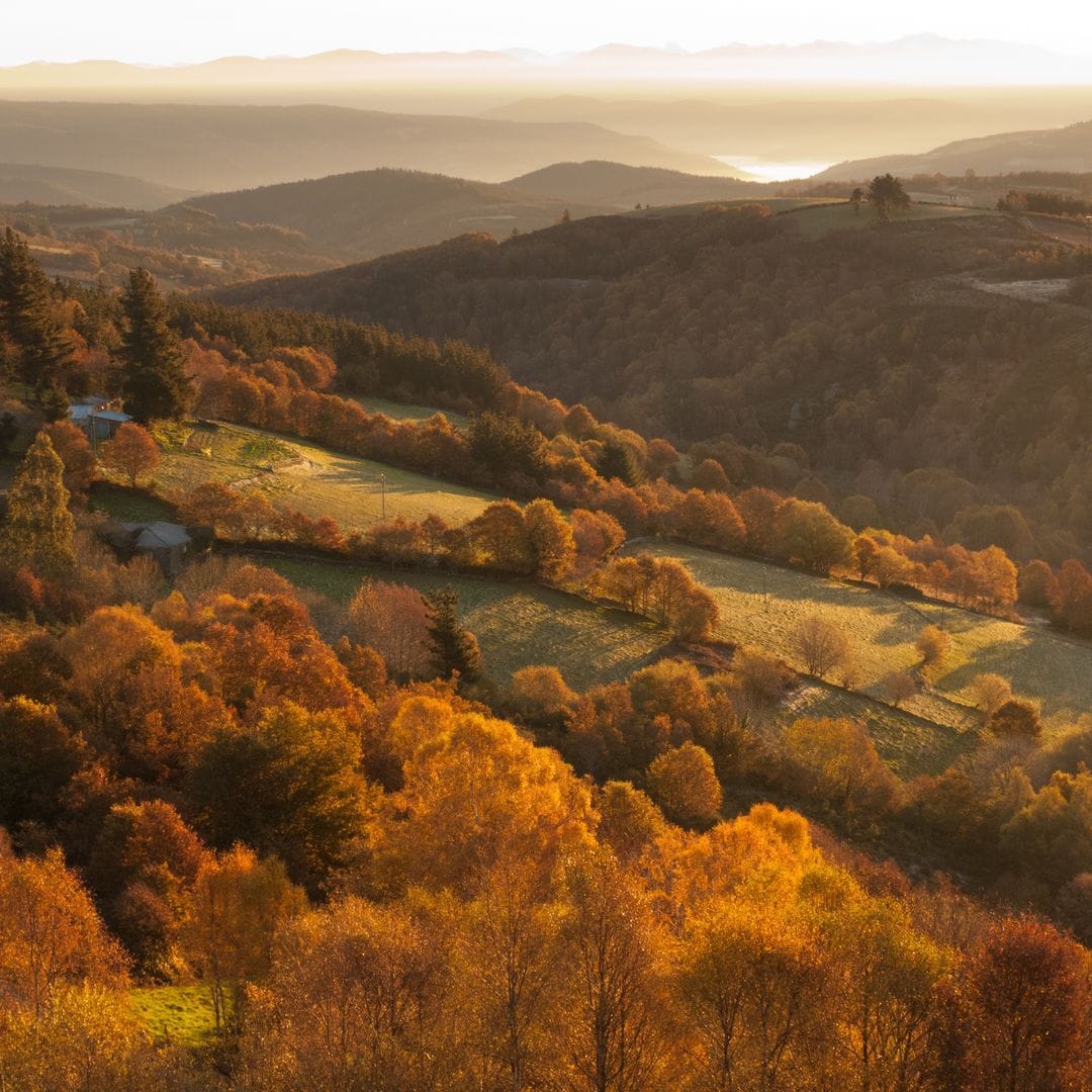 Paisaje otoñal al amanecer entre las localidades de A Fonsagrada y Paradavella.