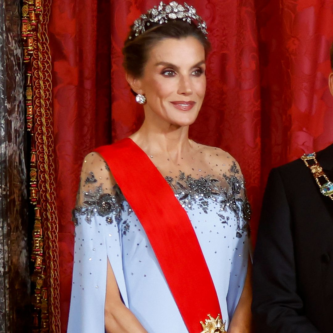 El vestido de gala 'Frozen' de la reina Letizia en el banquete con los Macron: un diseño de Carolina Herrera con capa, transparencias y escote bordado