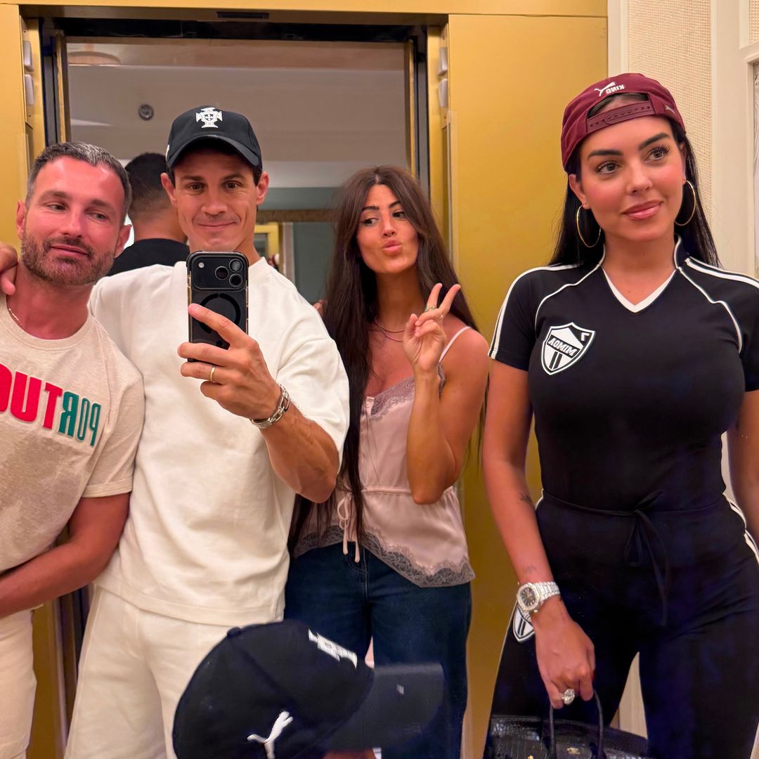 Georgina Rodríguez en Miami con tres de sus mejores amigos, su representante, Ramón Jordana, y el matrimonio formado por el periodista Edu Aguirre y Julia MM Salmeán