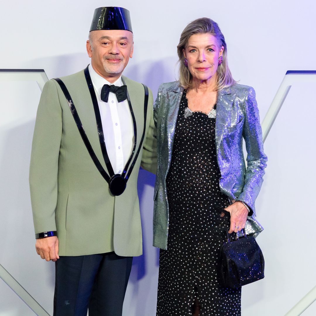 En la fotografía, la princesa Carolina de Mónaco junto al diseñador Christian Louboutin durante el Baile de la rosa