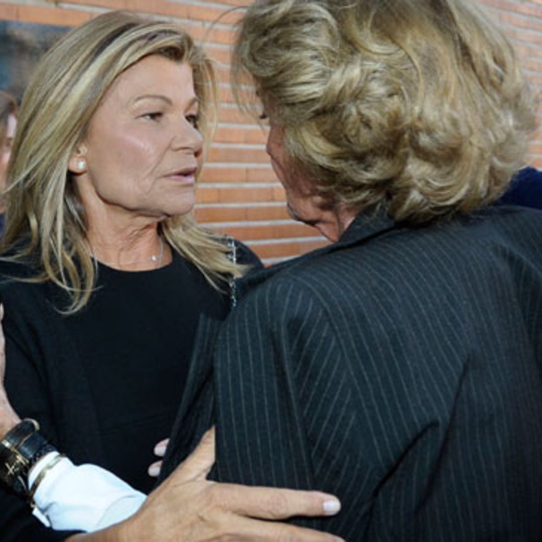 Cari Lapique, arropada por su familia y grandes amigos en el funeral por su madre