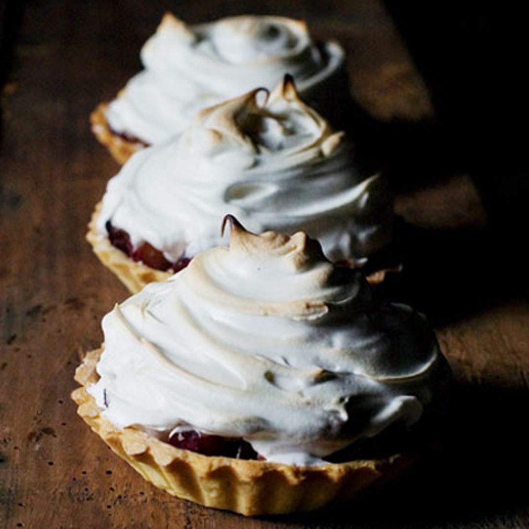 Tartaletas de ciruelas, higos y merengue