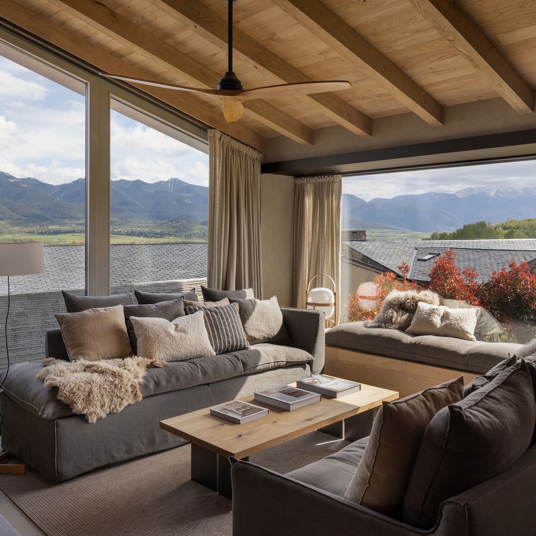 Salón de una casa pirenaica con vistas a la montaña