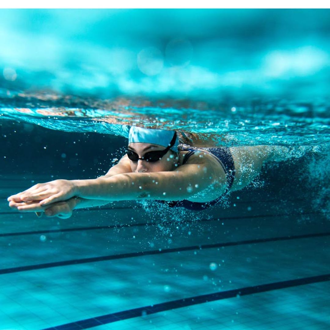 Ejercicios para adelgazar en el agua con una rutina HIIT