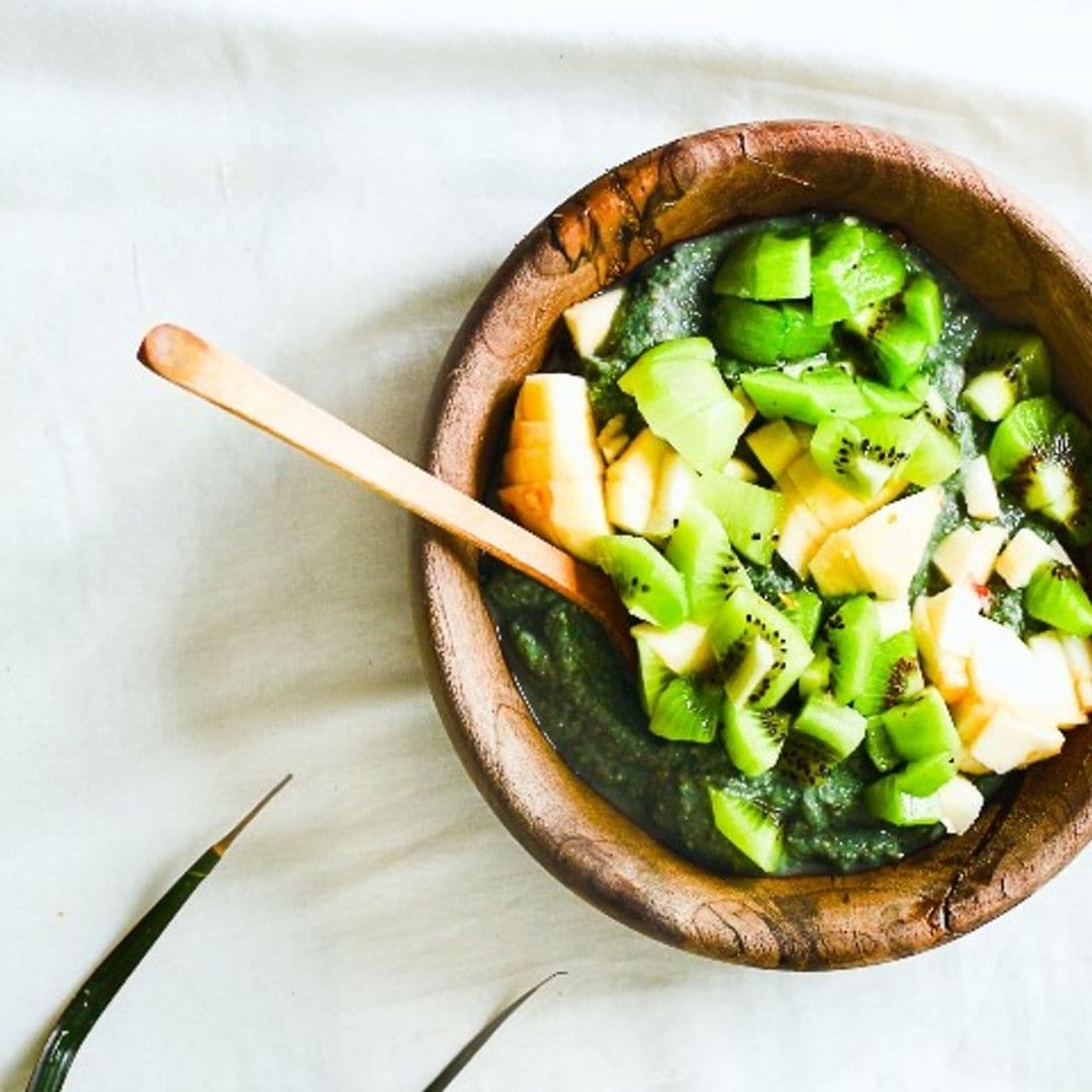 'Porridge' de avena con espirulina y frutas