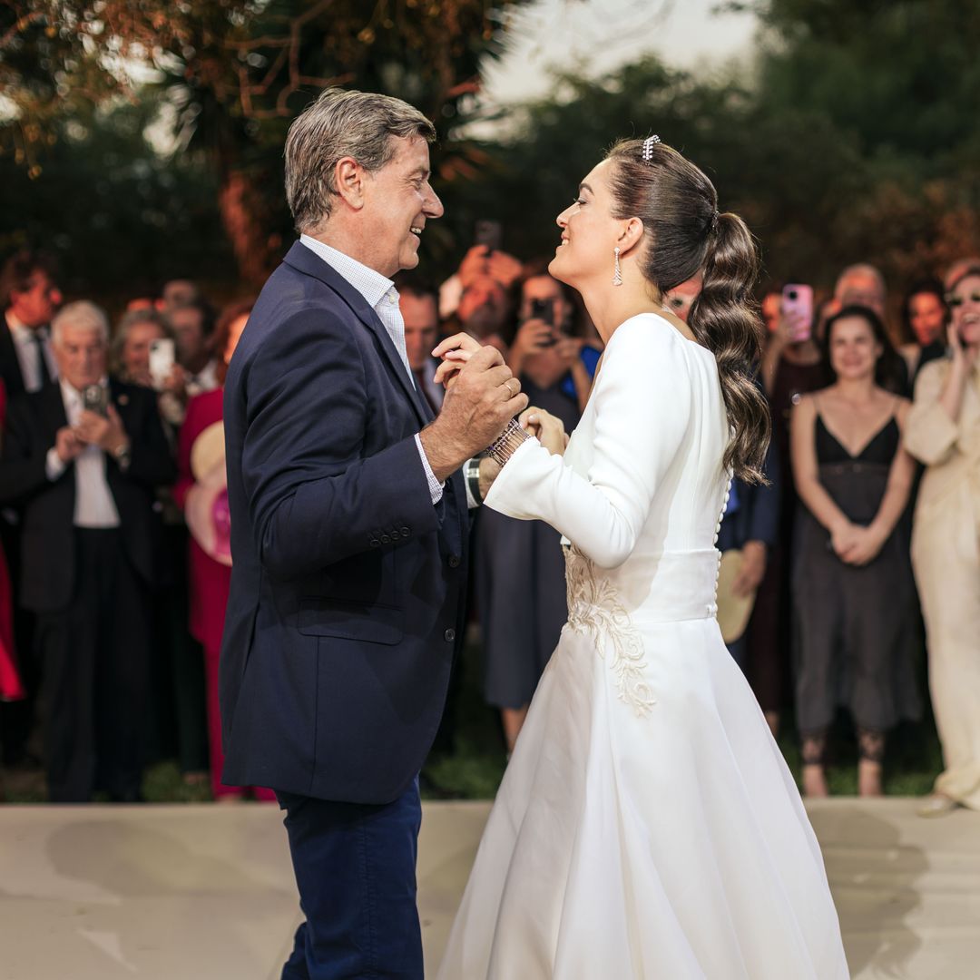 Así fue el segundo look de la novia: un vestido desmontable con falda-joya para bailar toda la noche