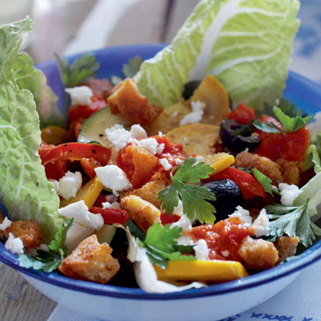 Ensalada griega con costrones de pan frito