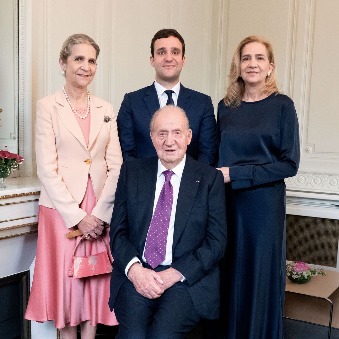 IMÁGENES EXCLUSIVAS. Acompañamos al rey Juan Carlos en el homenaje que recibió en París: su posado para la historia con las Infantas y su nieto