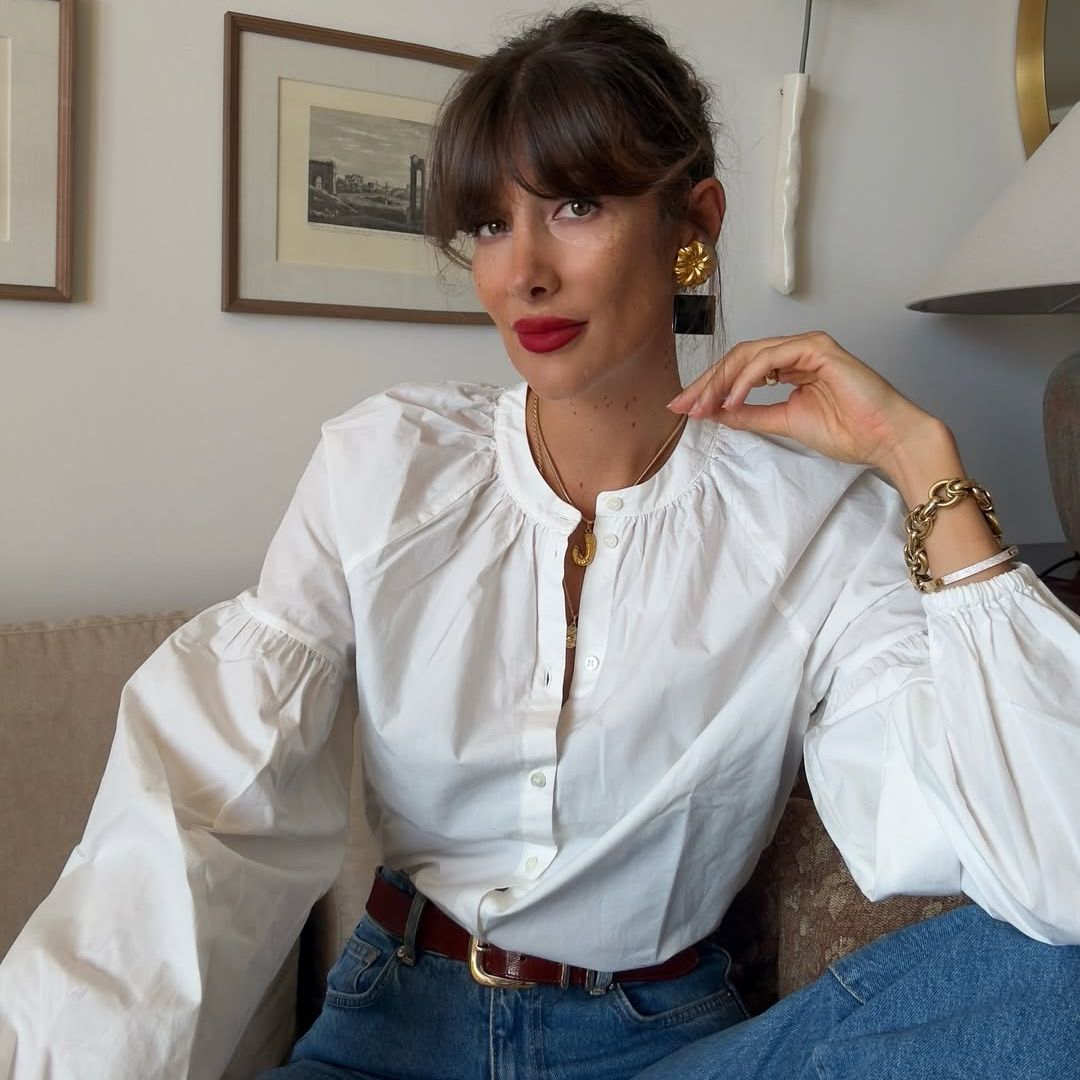 Look con camisa blanca y vaqueros
