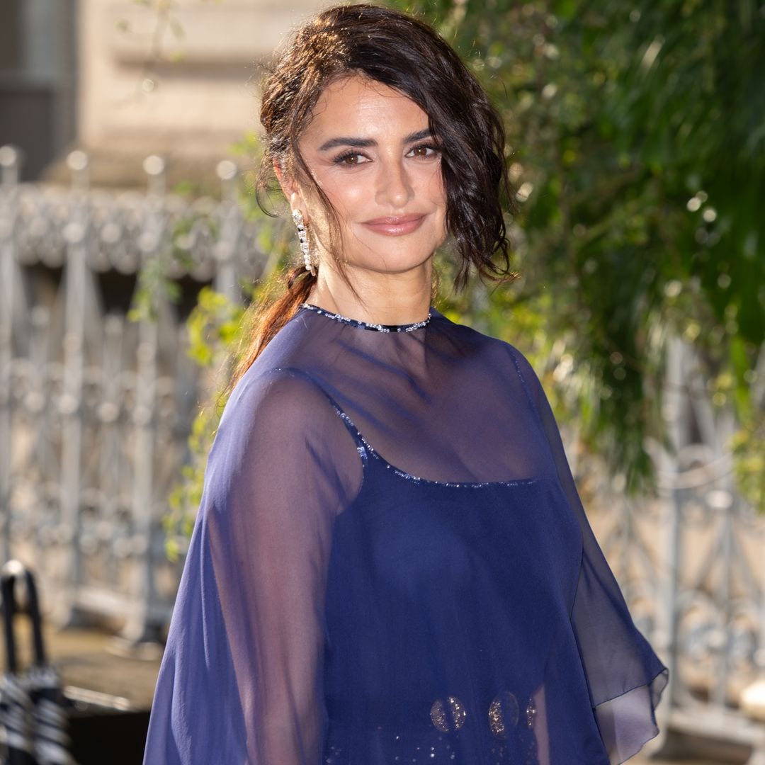 Penélope Cruz brilla en París con un elegante vestido con transparencias