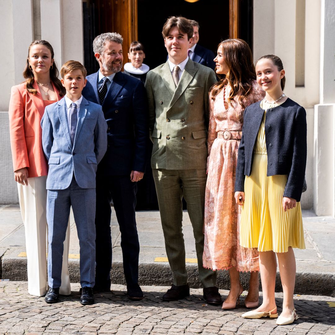 La princesa Isabella, con la chaqueta coral de su madre en la confirmación de su primo el conde Henrik el 18 de mayo de 2023.
