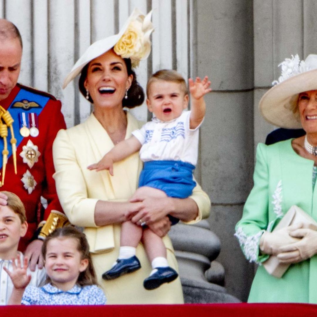 Carantoñas y diversión en el balcón: los niños de Cambridge, maravillados con el desfile