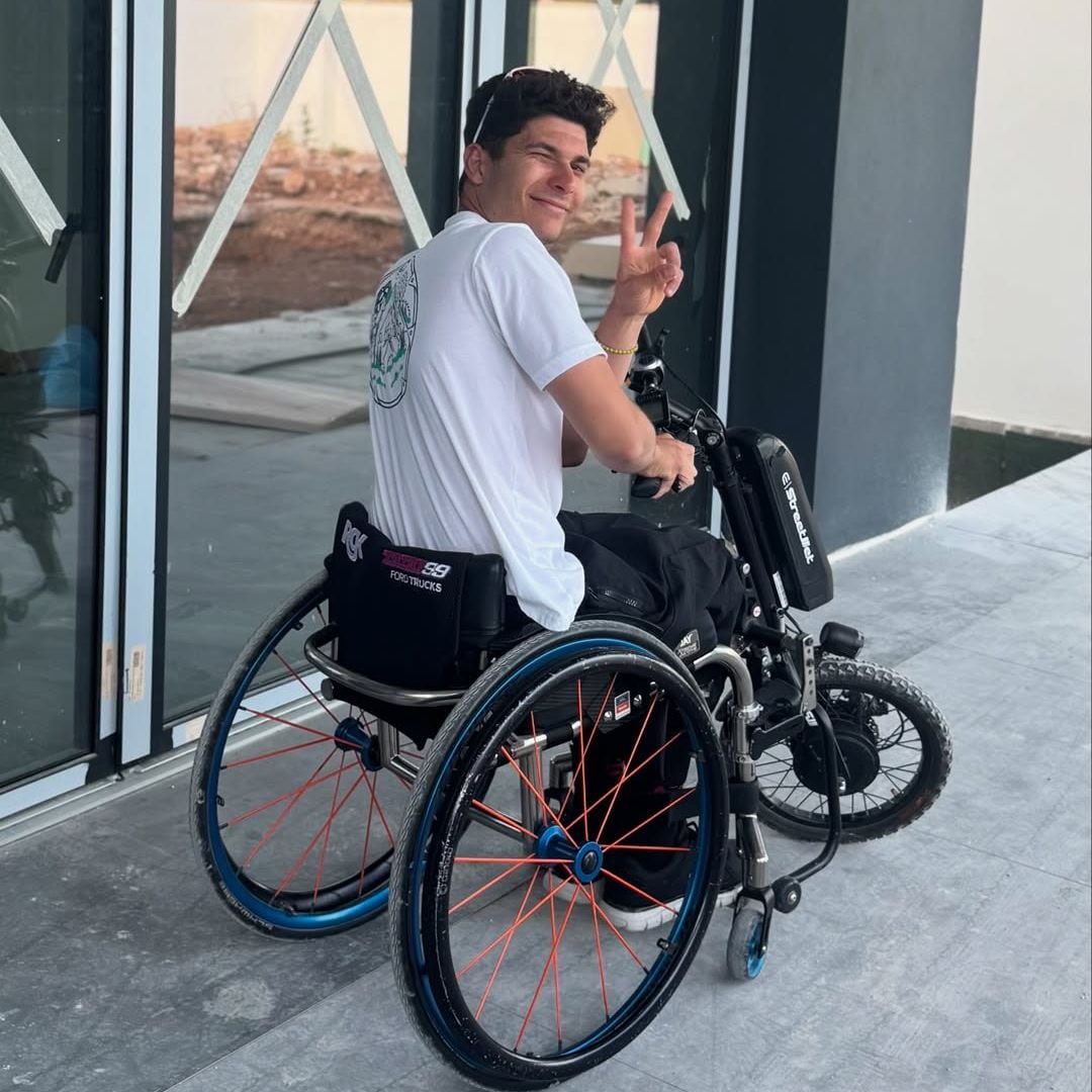 El piloto Carlos Tatay vuelve a caminar dos años después del accidente que le dejó parapléjico: “Me dijeron que jamás volvería a hacerlo”