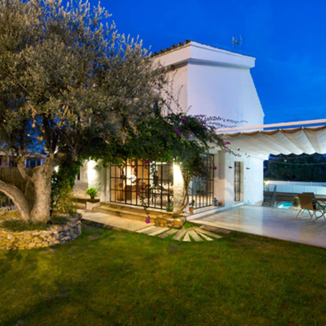 Integración entre estancias  y conexión visual con el exterior en una amplia vivienda en Benicàssim