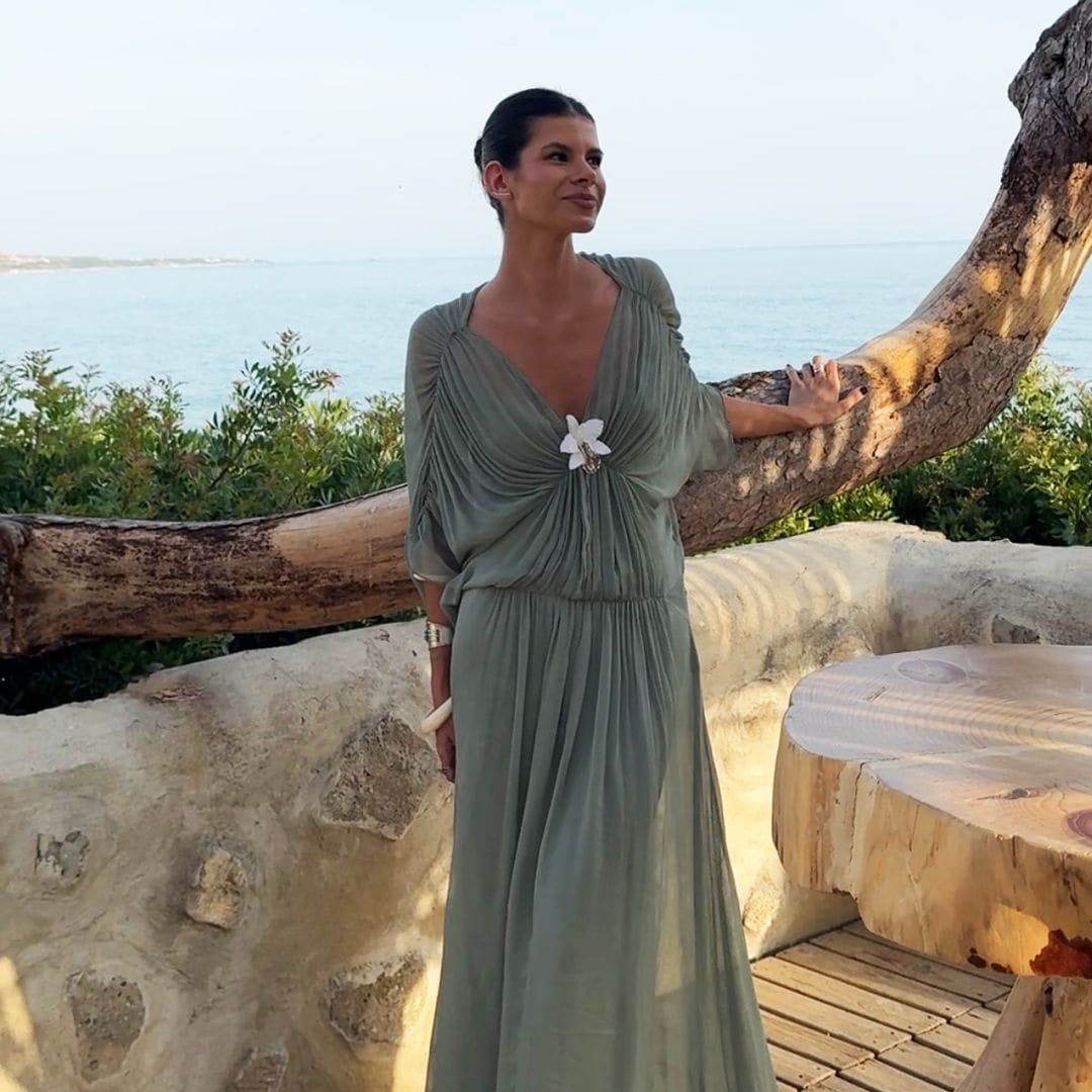 Una boda en Sancti Petri, un vestido rebajado de Zara y un broche de flor: el look viral de invitada que quiero copiar