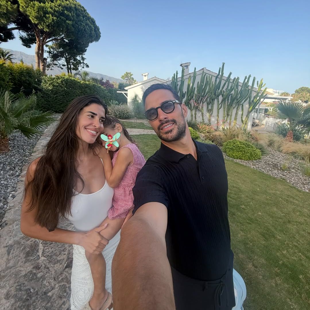 De la pedida a Marbella: las imágenes más felices de Lidia Torrent y Jaime Astrain con su hija