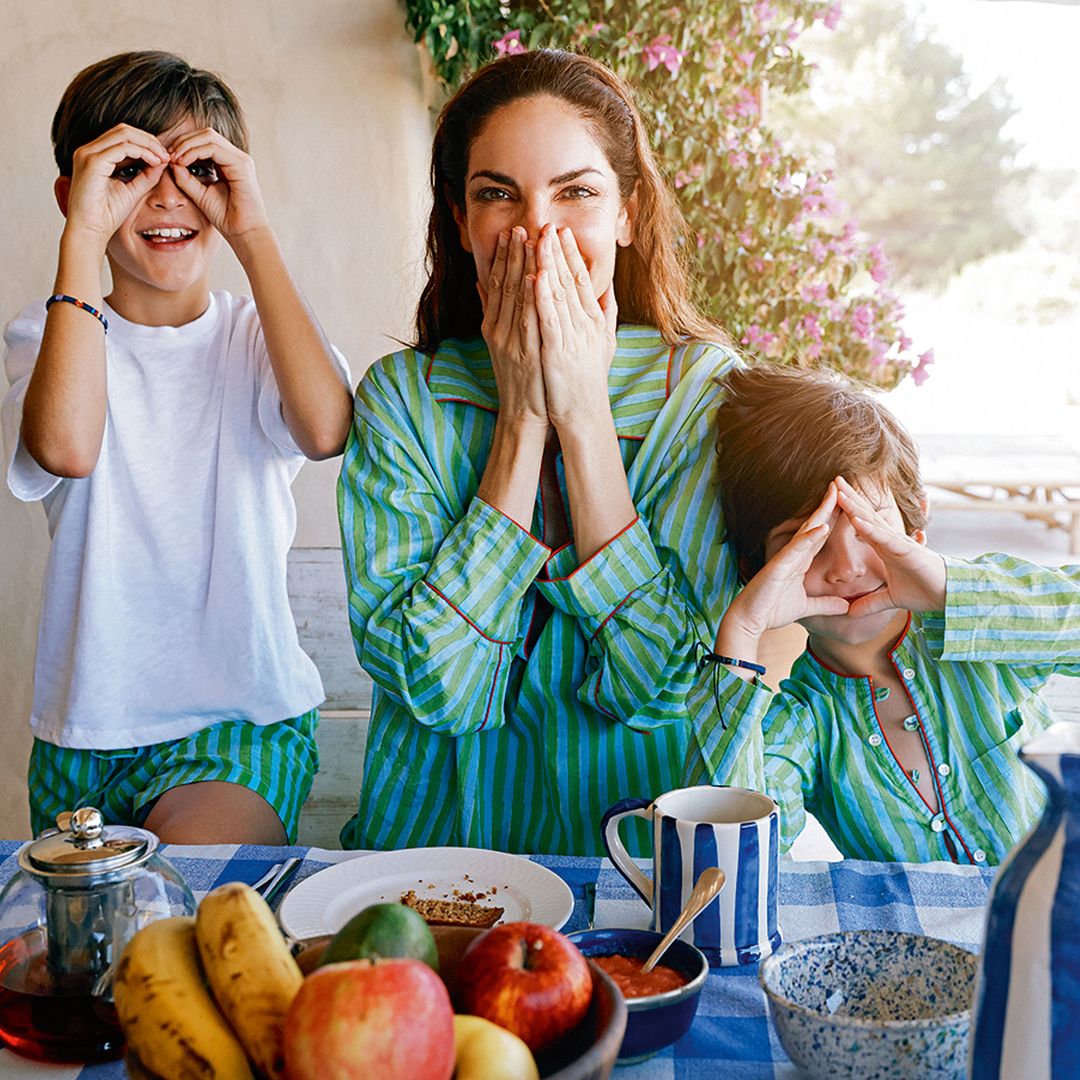 Con sus hijos, Alfonso y Jerónimo —nacidos de su relación con Alfonso de Borbón—, desayunando en la terraza