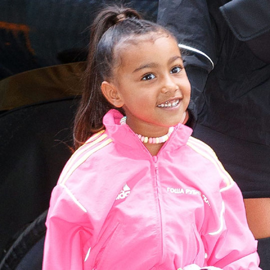 El ritmo de North West bailando animadísima en un espectáculo de su padre