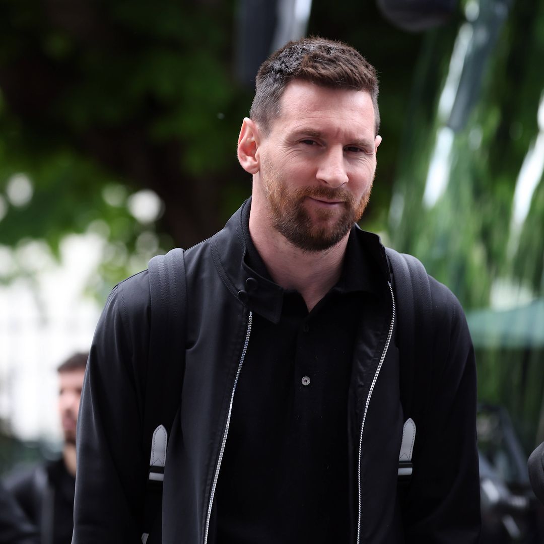 Leo Messi se cuela en la cita romántica de una pareja en Barcelona y el vídeo se hace viral