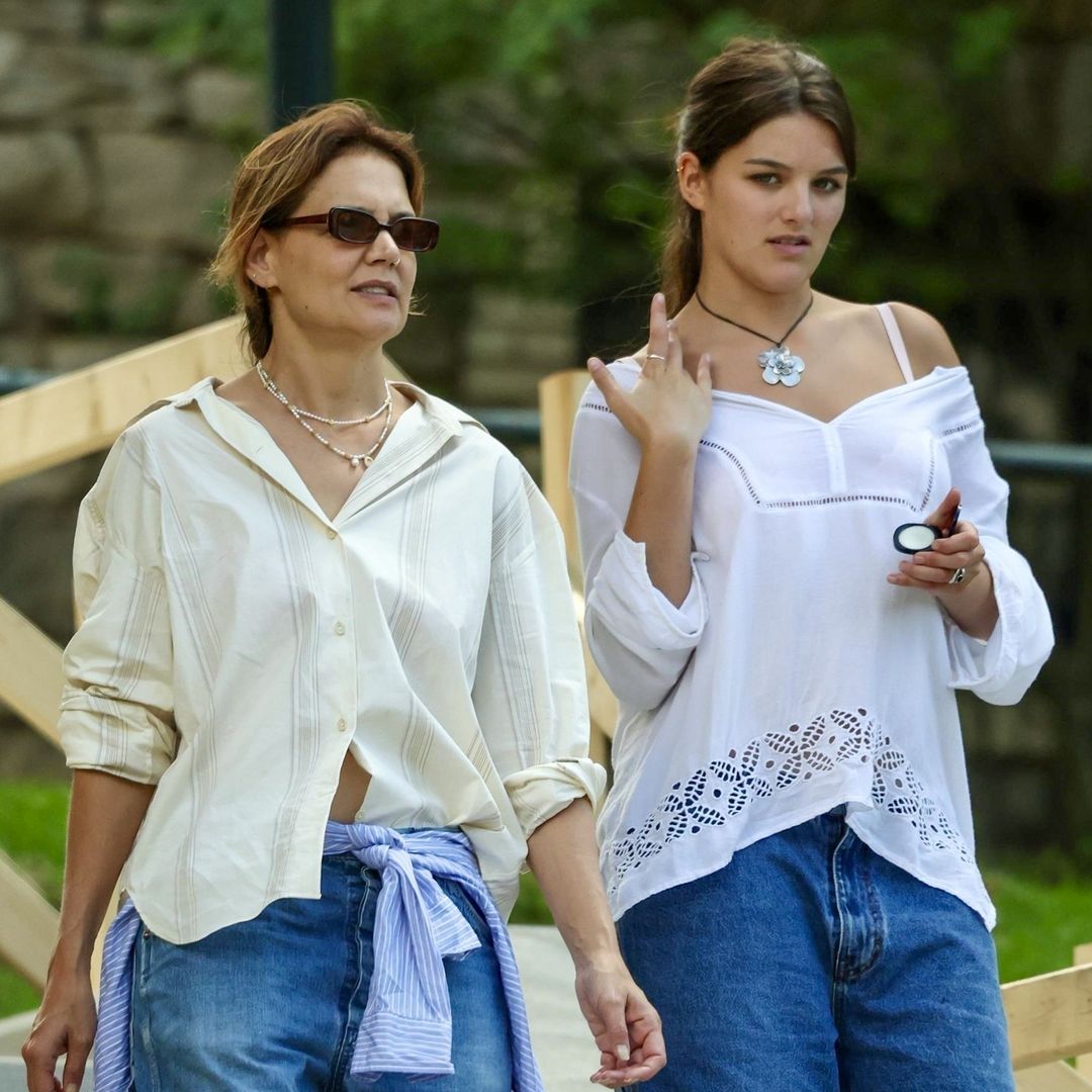 Revelan que Katie Holmes no impulsó la decisión de su hija Suri de renunciar al apellido de su padre, Tom Cruise