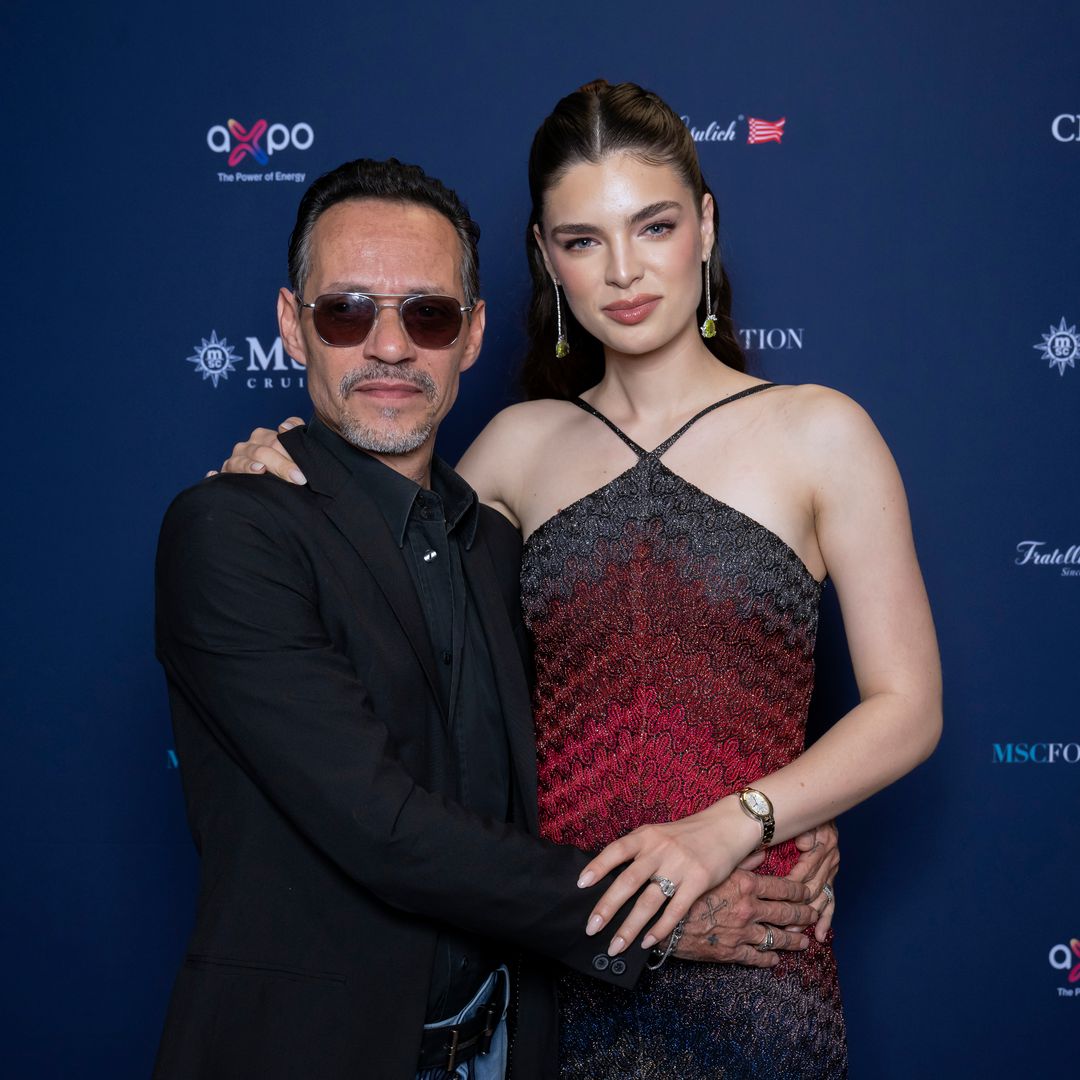 Nadia Ferreira luce el vestido perfecto para primavera: de punto y con escote halter