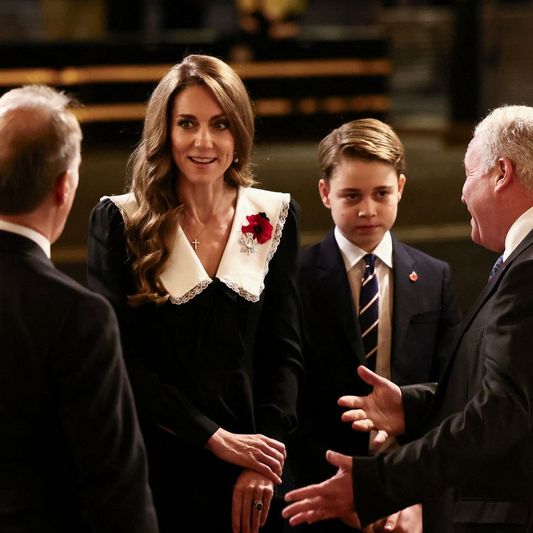 El príncipe George, junto a su madre Kate Middleton, hace su debut en el Festival of Remembrance